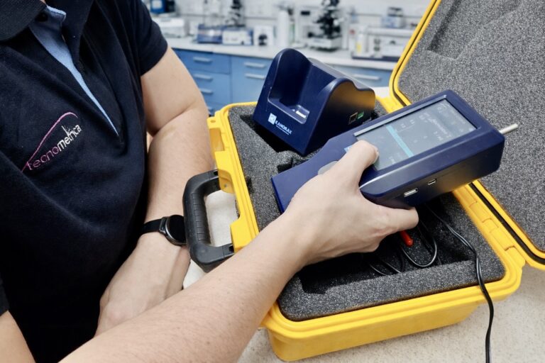 representante tecnometrica utilizando un medidor